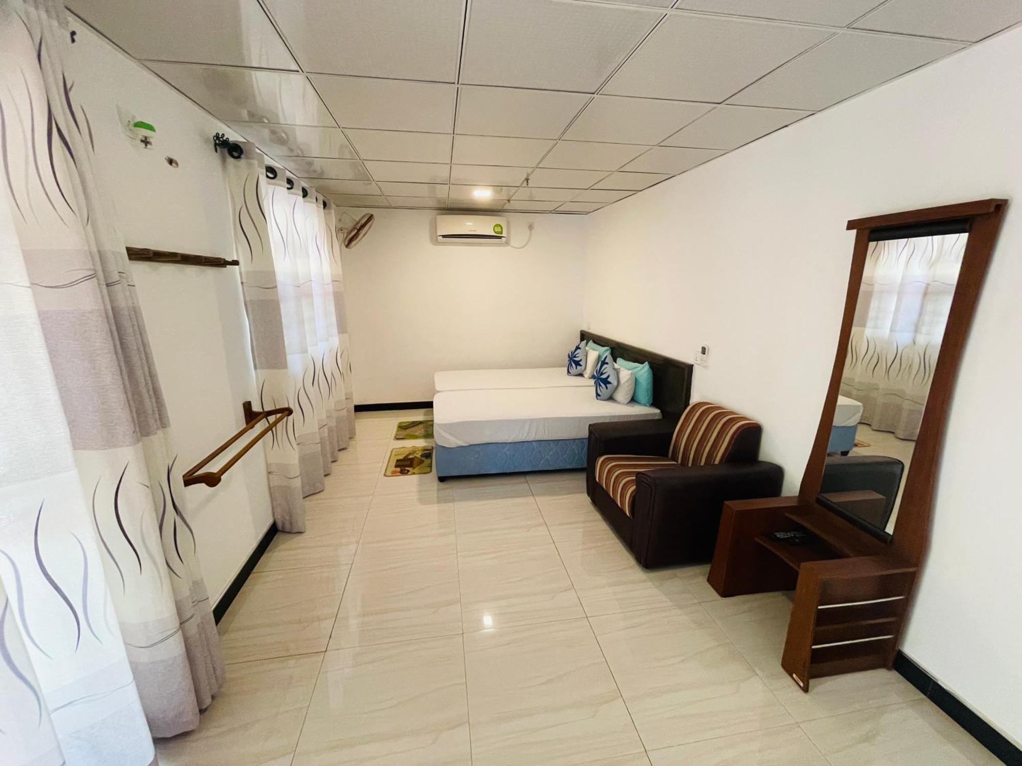 Tishan Holiday Resort 폴로나루와 객실 사진